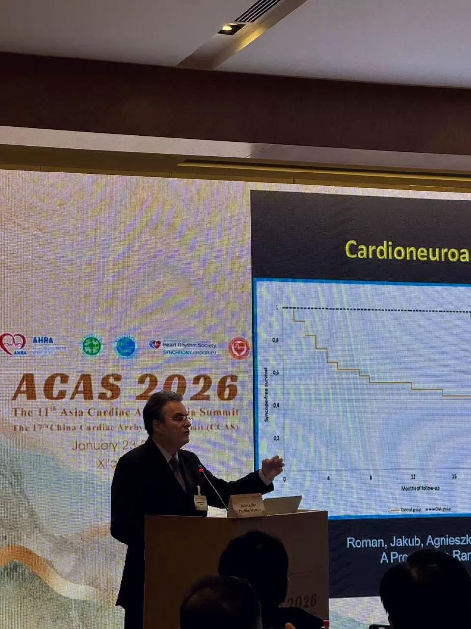 Prof. Dr. José Carlos Pachón no púlpito do 11º Asia Cardiac Arrhythmia Summit (ACAS 2026), em Xi'an, China