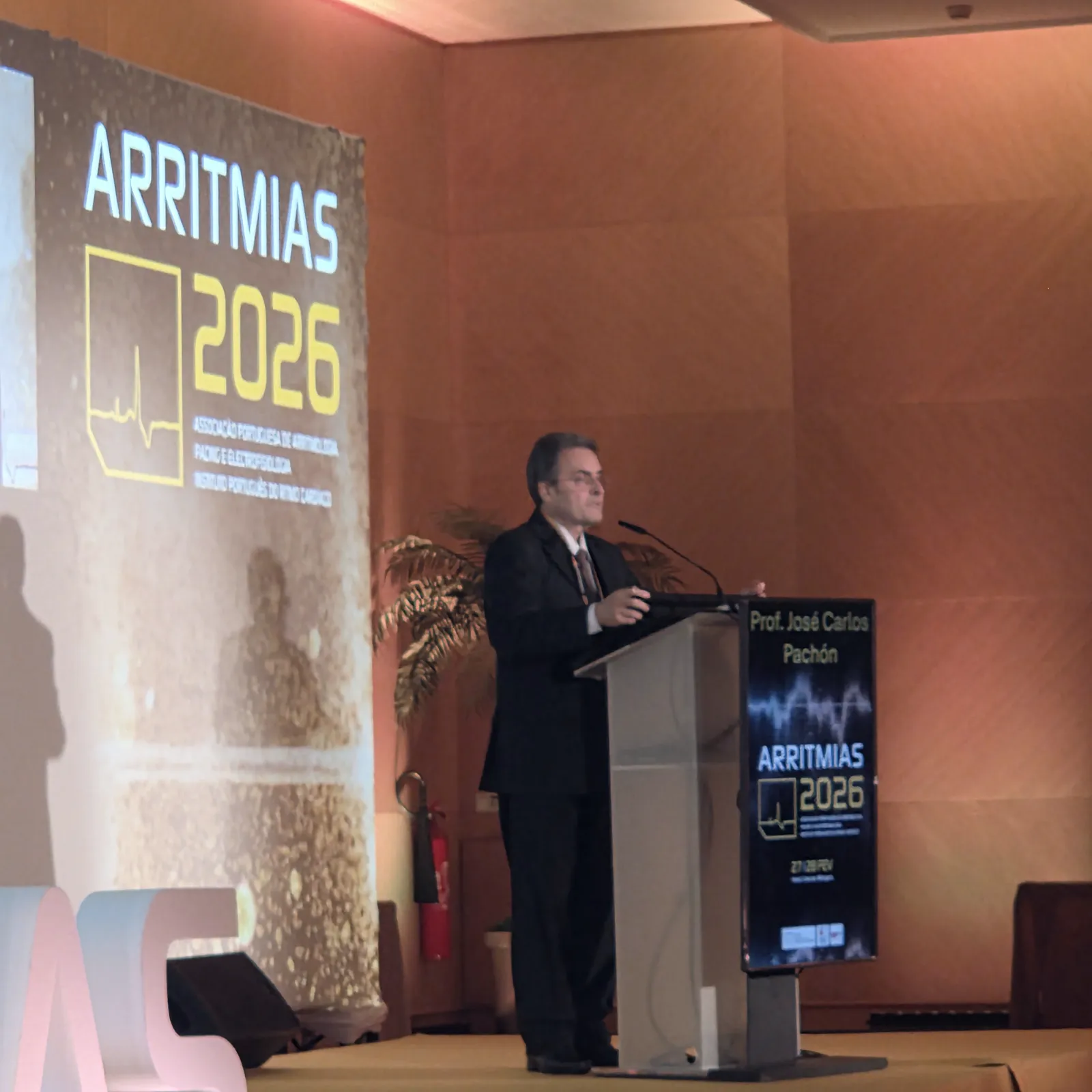 Prof. Dr. José Carlos Pachón no púlpito do congresso Arritmias 2026, em Cascais, Portugal