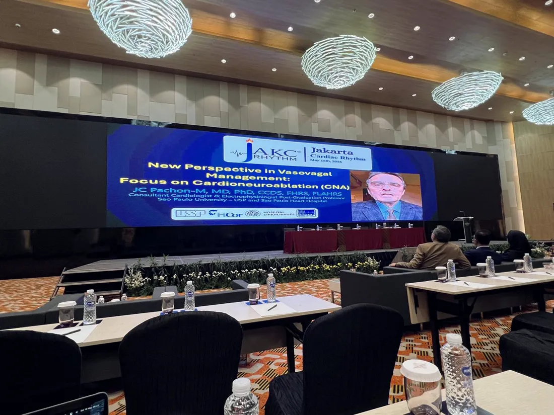 Tela do auditório do JAKC Rhythm (Jakarta Cardiac Rhythm) exibindo o título da palestra e os créditos do Prof. Dr. José Carlos Pachón Mateos, em 16 de maio de 2026